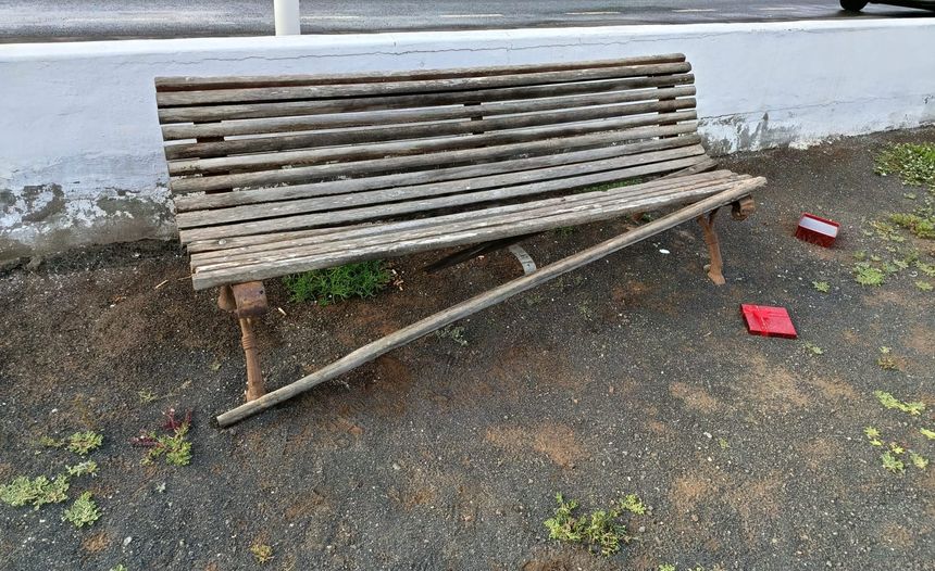 Un banco totalmente destrozado en Maneje.