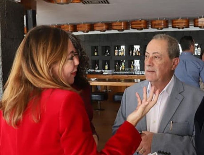 Juan Manuel Sosa y María Dolores Corujo cuando gobernaban juntos en el bar del Castillo de San José en una imagen que envía a los medios CC
