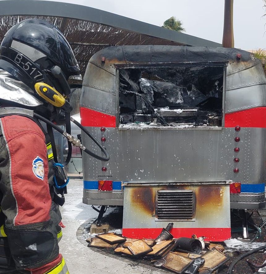 Así quedó la furgoneta  tras el espectacular incendio