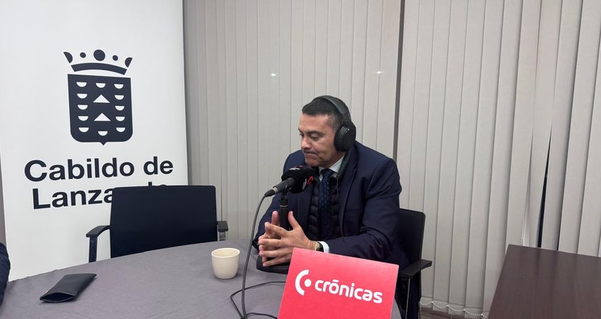 El presidente del Cabildo durante en el improvisado estudio que se montó en su despacho de la Granja Agrícola Experimental