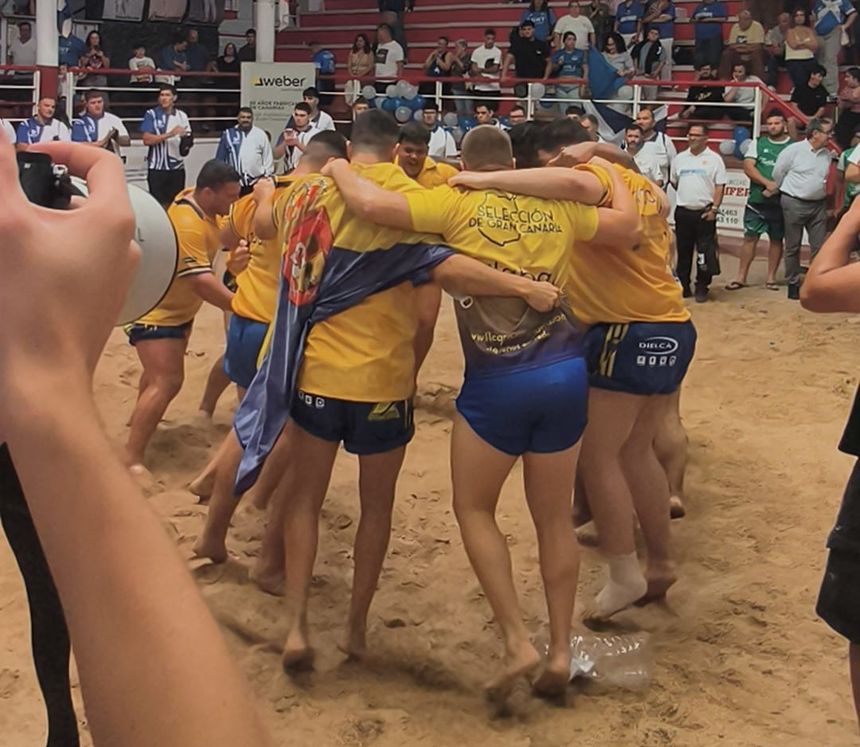 Los luchadores de Gran Canaria celebrando el importante triunfo