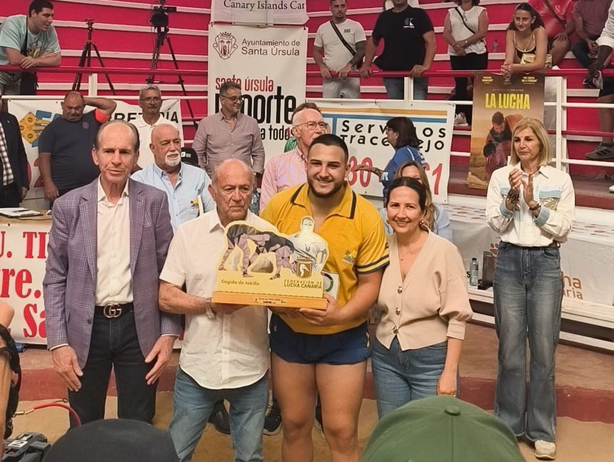 Los representantes de Gran Canaria con la directora general de Deportes Autóctonos del Gobierno canario y el presidente de la Federación