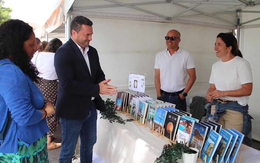 El alcalde y la escritora Ico Toledo