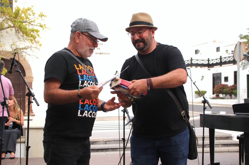 Entrega de premio a ganador Concurso de Poesía in situ