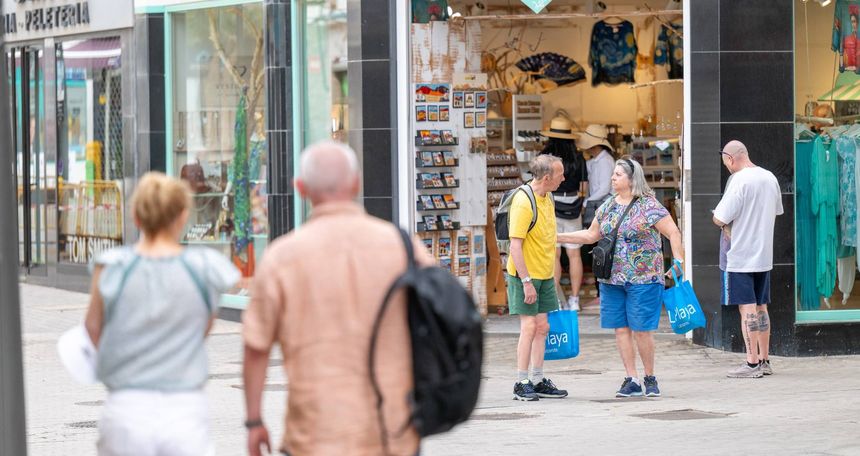 Los visitantes se encontraron los comercios abiertos