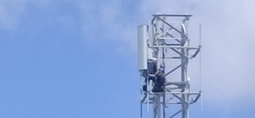 Los aparatos que se han colocado ya en la parte alta de la torre.