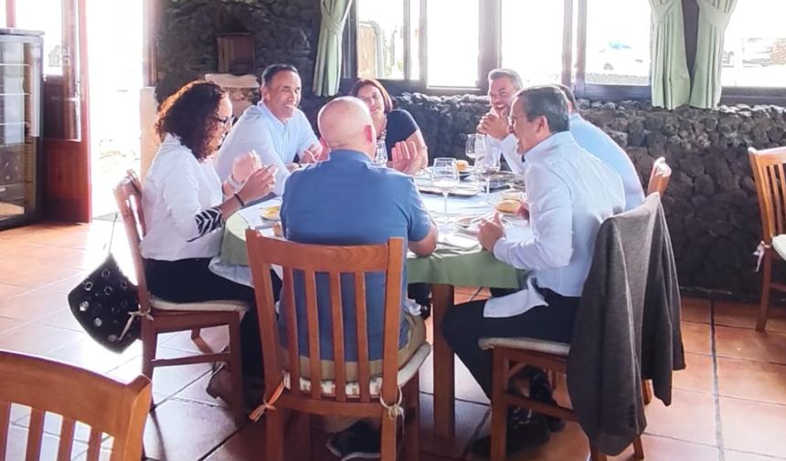 Momento de la comida celebrada a la entrada del conocido restaurante por donde pasa todo el mundo