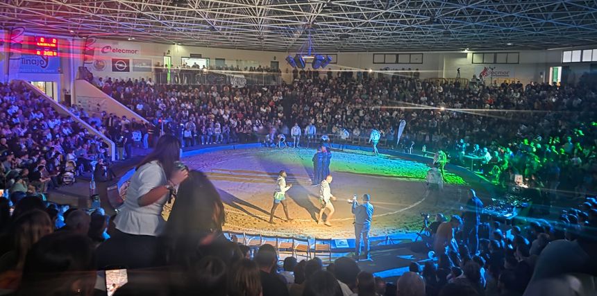 La lucha se inició con un espectáculo de luz y de sonido