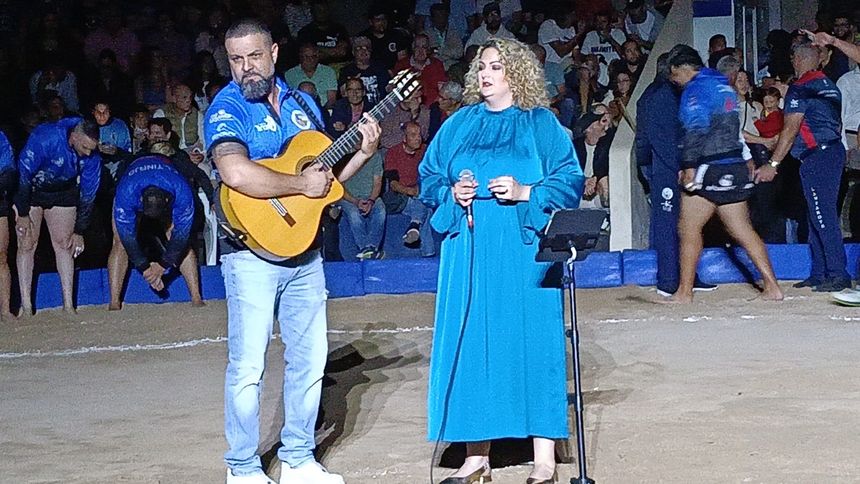 La cantante Sara Morales se encargó de poner la nota musical antes de la contienda