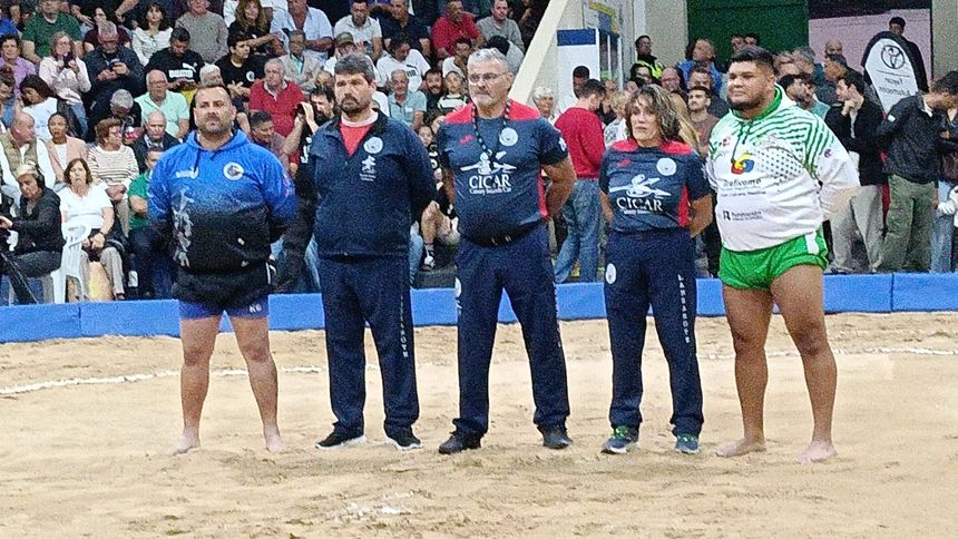 Los capitanes con el trío arbitral