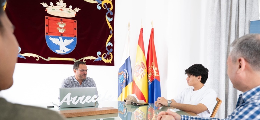 El joven estudiante Gabriel Navarro, junto a su familia, fue recibido por el alcalde Yonathan de León en la Alcaldía.