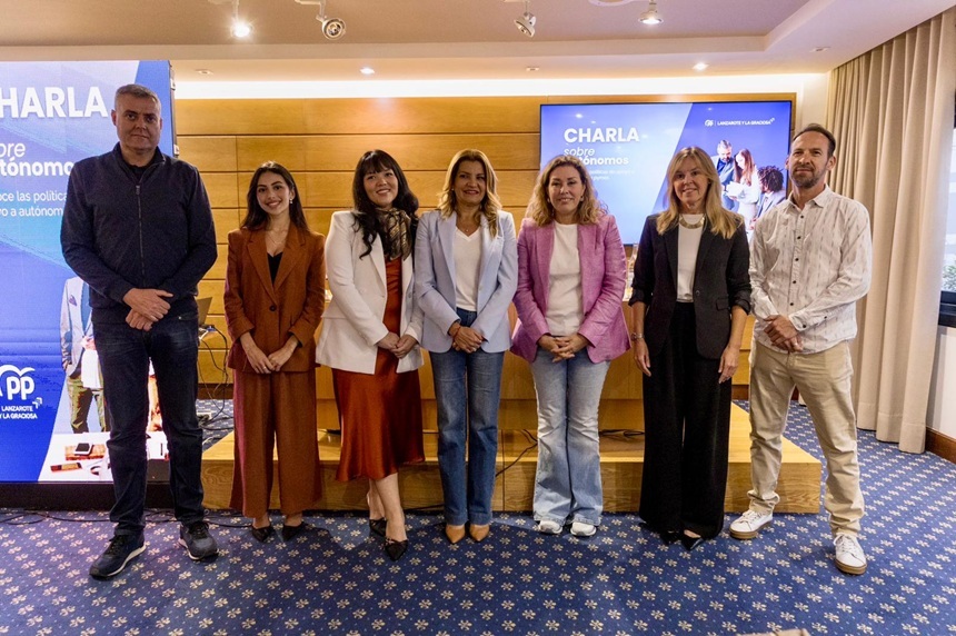 Astrid Pérez, Maria Tovar y Francisco Aparicio junto a los ponentes del encuentro