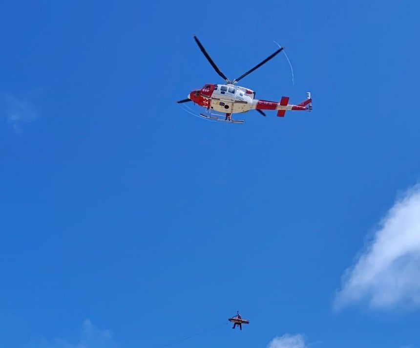 El helicóptero llevando a la persona herida