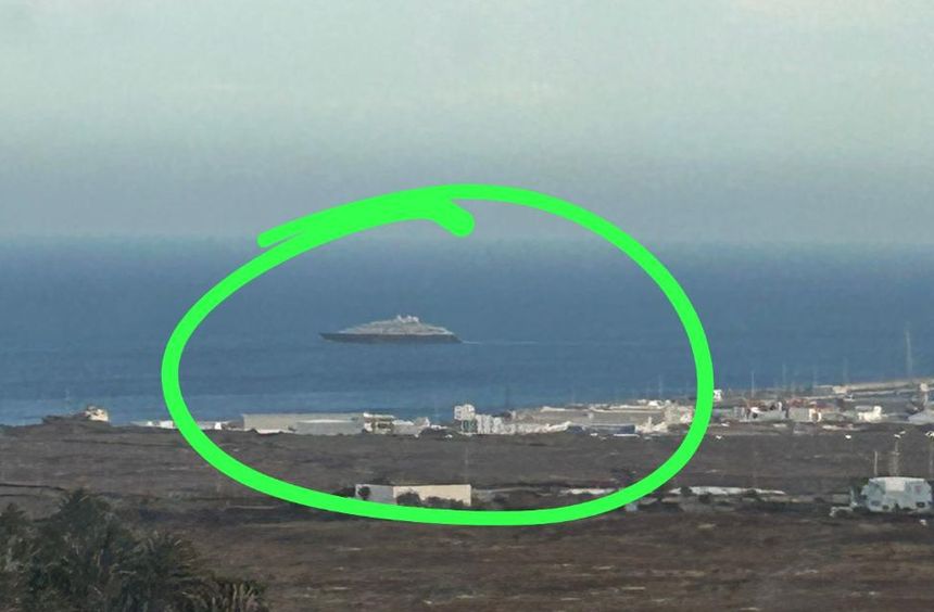 Uno de los lectores de Crónicas envió una imagen señalando al barco que estaba fondeado frente a las costas de Arrecife al entender que se trataba del afectado por la enfermedad.