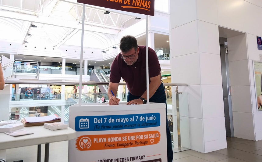 Isidro Pérez firmando la petición.