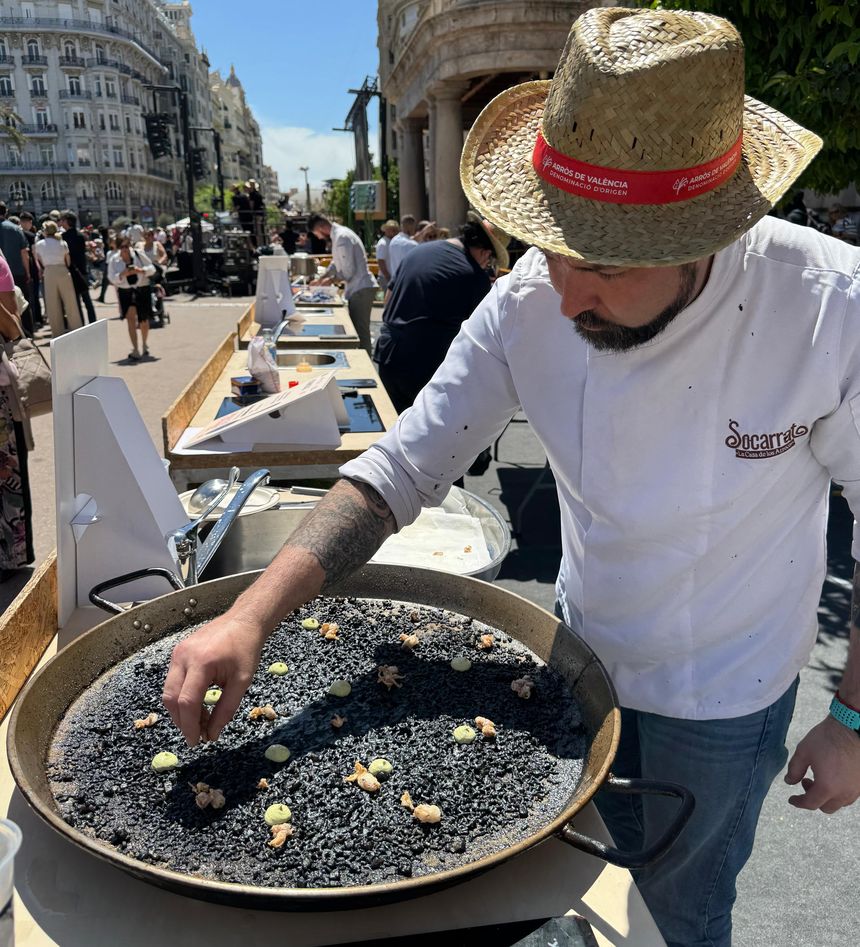 Momento en el que le daba los últimos toques al arroz negro que tanto gustó al jurado
