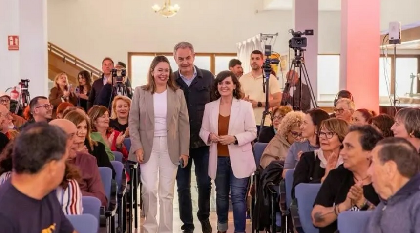 Zapatero inaugurando en Arrecife la Escuela Feminista junto a su inseparable María Dolores Corujo. 