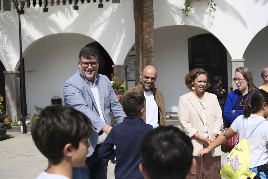 Recepción a los escolares de San Bartolomé durante el concierto de Los Sabandeños (1)