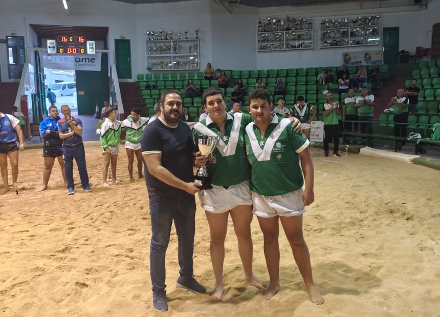 El concejal Javier Díaz con dos de los luchadores de su equipo, el Tao