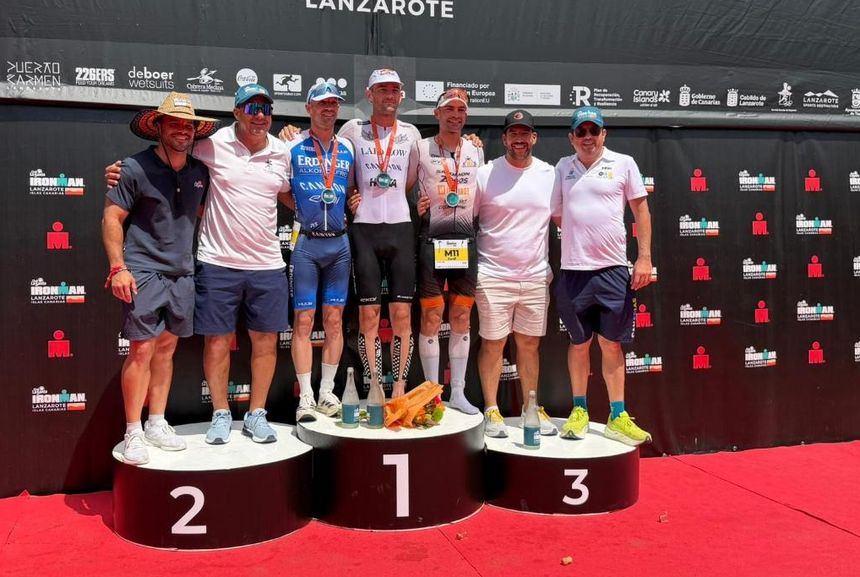 Imagen del podio masculino con las autoridades locales