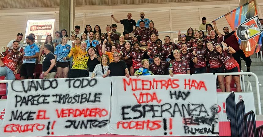Las jugadoras y la afición mostrando su alegría tras el importante triunfo