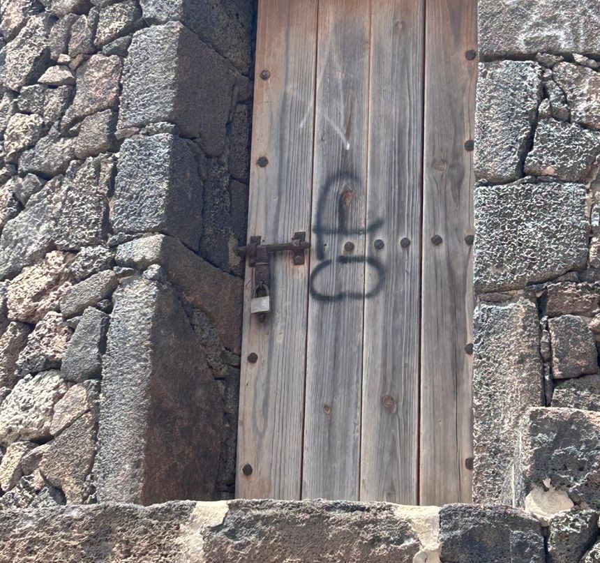 Pintadas en la puerta del molino que está al lado del restaurante Villa Toledo
