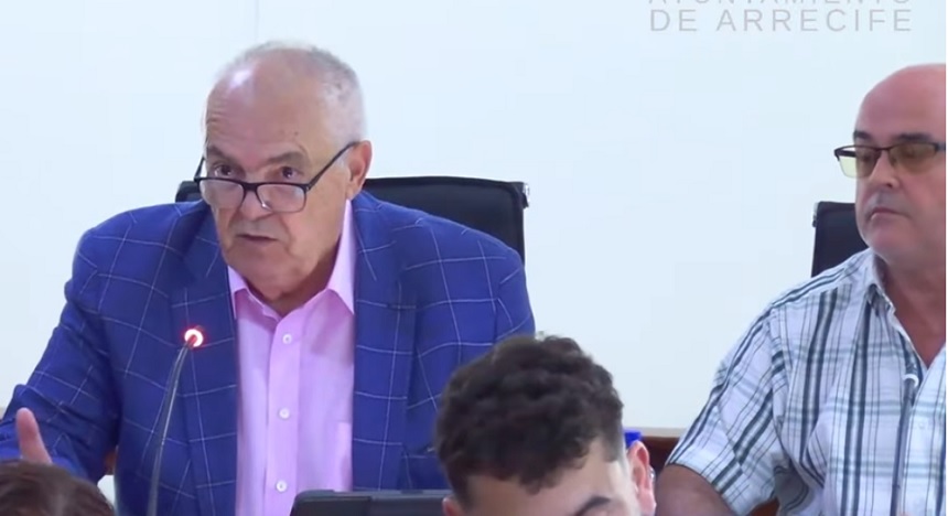 Eugenio Hernández y Enrique Barrios durante un pleno de la capital. 