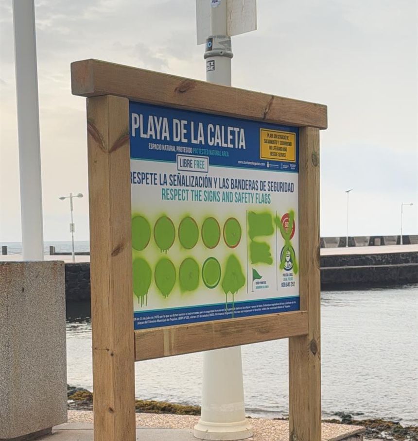 El cartel de la playa ha sido pintado con la misma pintura verde.