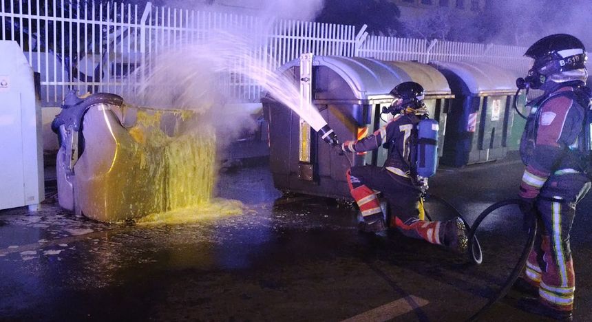 Otro de los contenedores que tuvieron que apagar los bomberos en Arrecife.