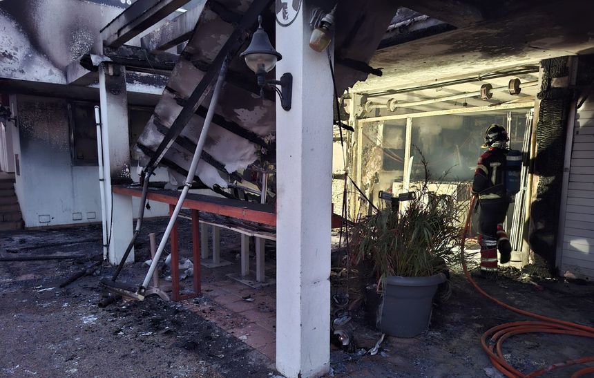 Los bomberos comprobando que no había peligro de que el fuego se reiniciara.