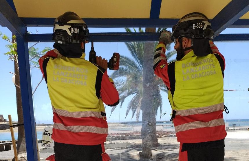 Los bomberos terminando de colocar la marquesina