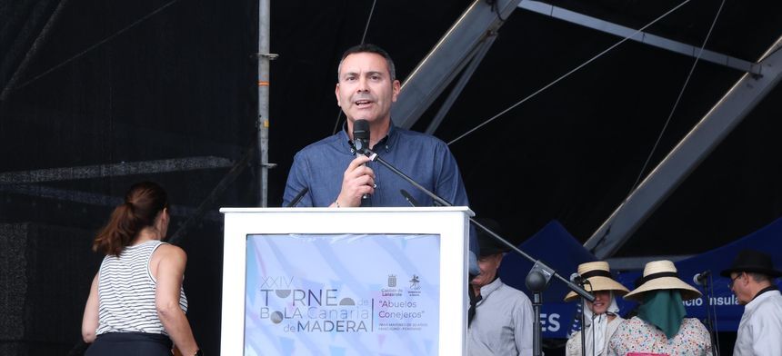 Oswaldo Betancort dirigiéndose a la gente que se reunió en el torneo