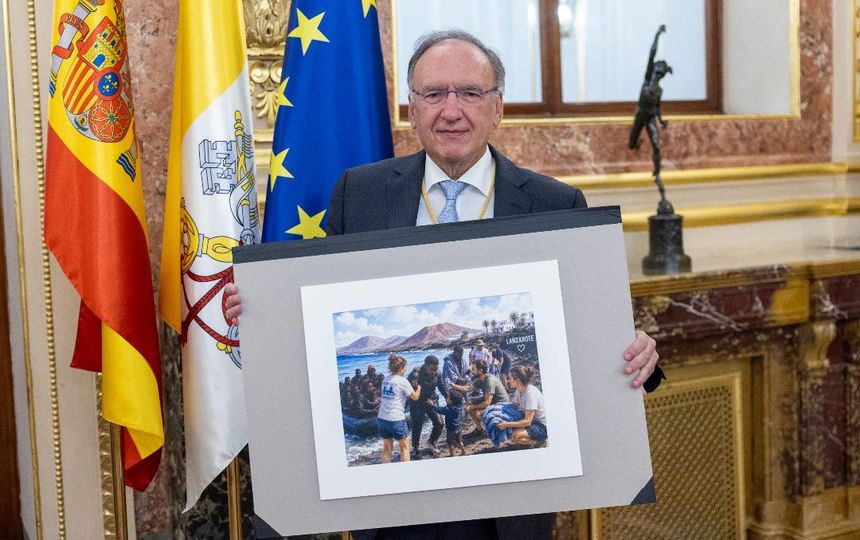 Fajardo mostrando el cuadro