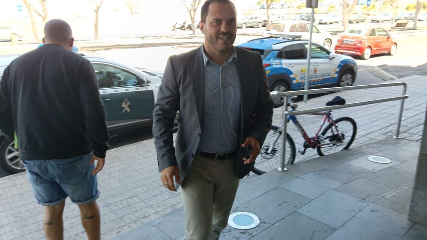 El alcalde saludando al reportero de Crónicas en la puerta del juzgado.