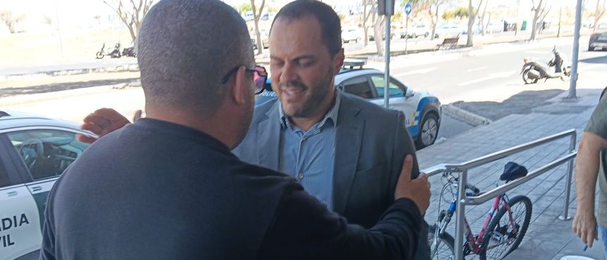 El alcalde llegó tranquilo y saludó a algunos vecinos.