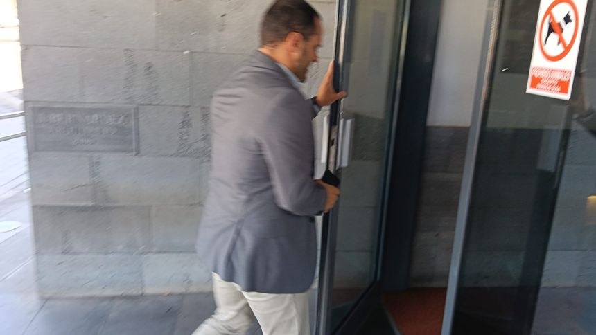 El alcalde de Arrecife en el momento en el que entró en el juzgado
