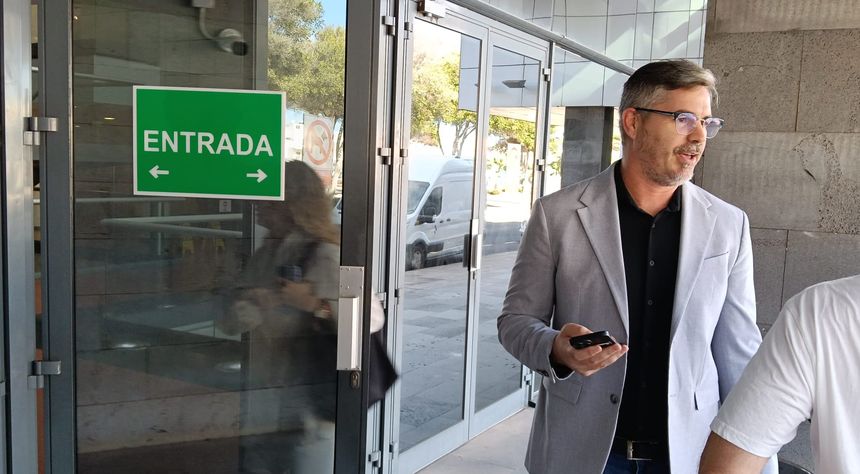 El director insular de Presidencia del Cabildo de Lanzarote hablando con los medios que se dieron cita en la puerta del juzgado.