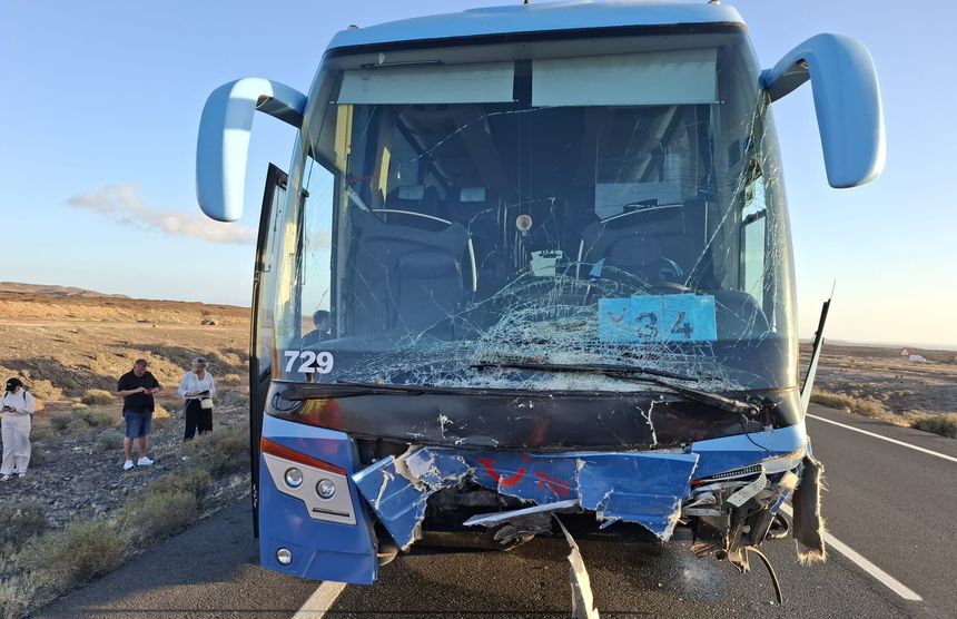 Así quedó el frontal de la guagua tras el impacto