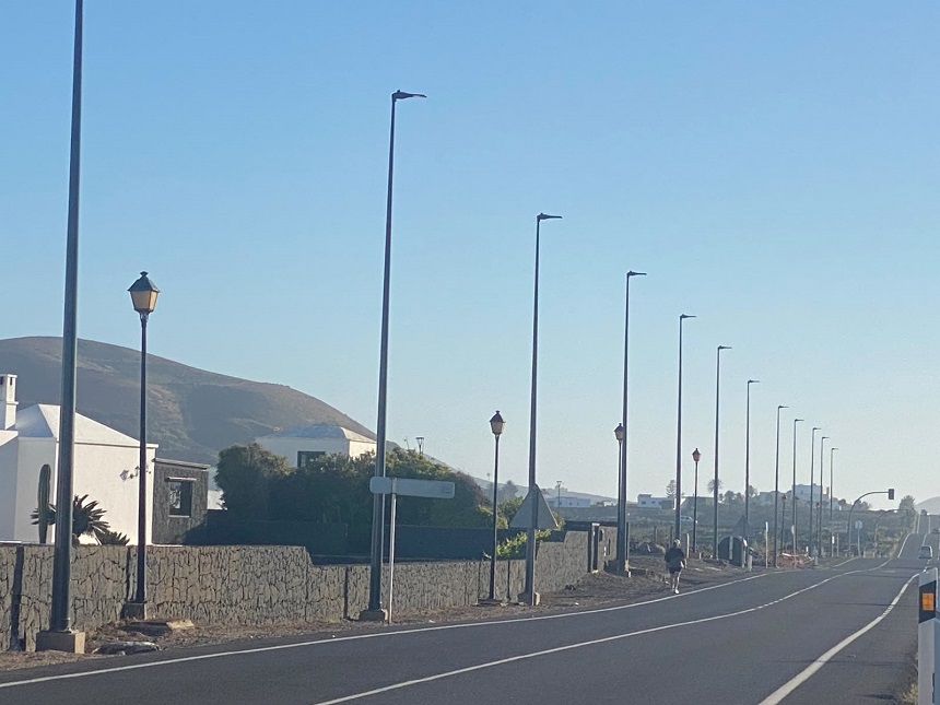 Imagen de las nuevas farolas que se han colocado en Masdache de enorme tamaño.