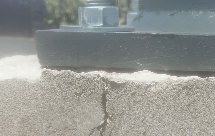 Alguna de las bases de cemento ya están rajadas