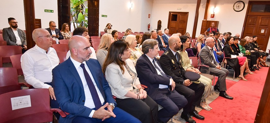 Autoridades y público presente durante la toma de posesión.