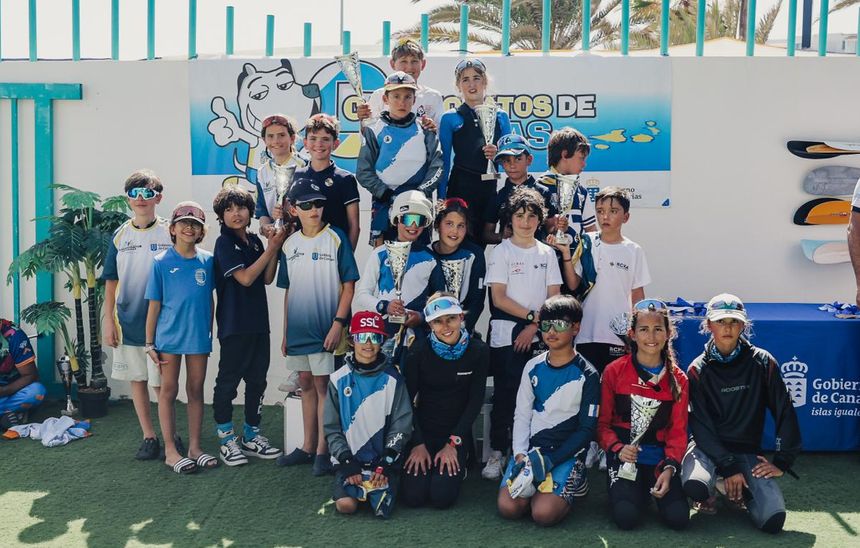Foto de familia de los participantes.