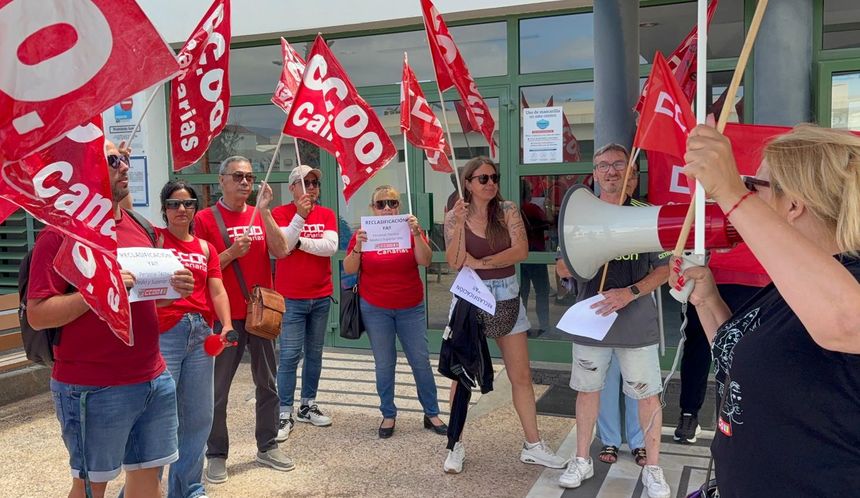 Los manifestantes en el momento en el que estaban lanzando sus consignas.