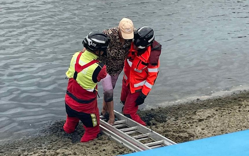 Momento en el que los bomberos rescatan a la mujer accidentada