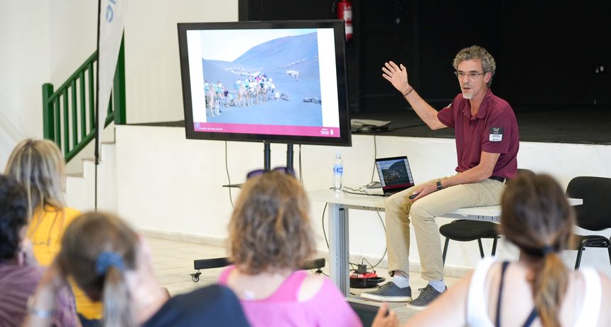 El director del Parque Nacional de Timanfaya dando explicaciones sobre la situación del emblemático lugar
