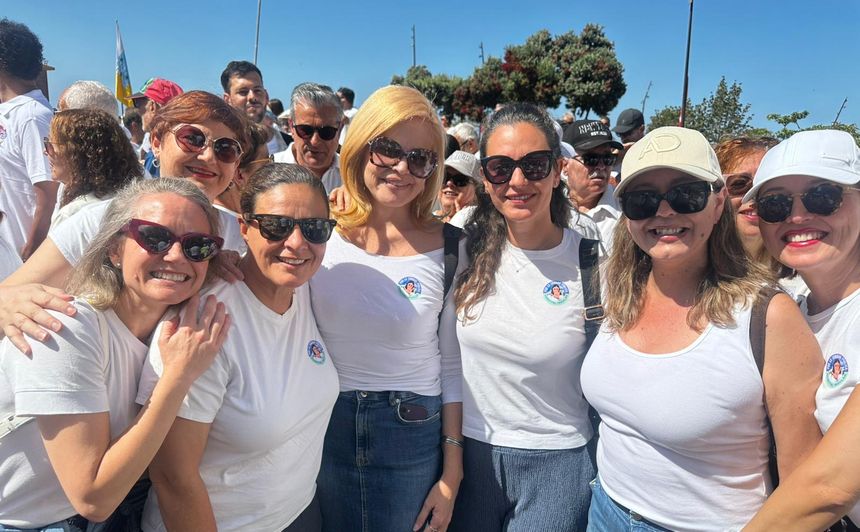 La líder del PSOE local, María Dolores Corujo, junto a otras dirigentes de la formación