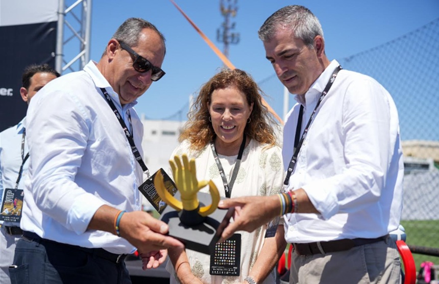 Juan Monzón, Astrid Pérez y Manuel Domínguez con uno de los trofeos.
