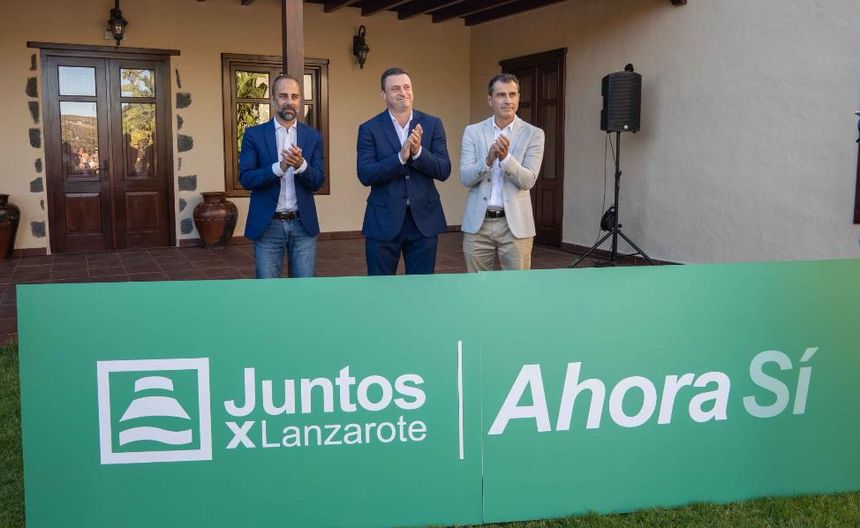 Jonás Álvarez, Óscar Noda y Mame Fernández en representación de las tres formaciones que han firmado el acta fundacional.
