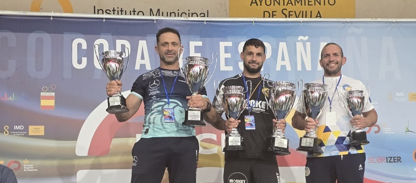 Jonathan Hernandez recogiendo la copa por club