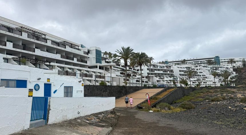 La casa particular que se ha querido proteger queda por delante del hotel y al lado del nuevo paseo.
